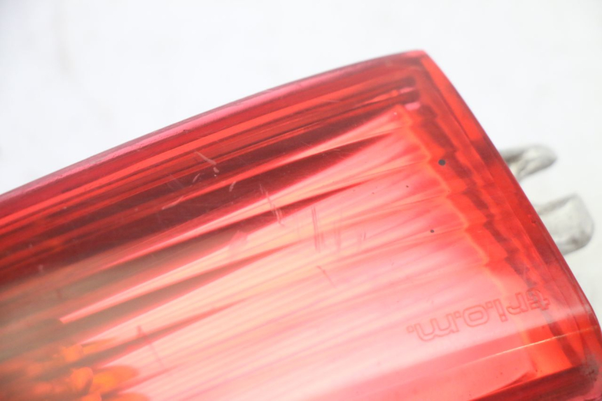 photo de PRAWY TYLNY KIERUNKOWSKAZ PIAGGIO X8 125 (2004 - 2007) - Zbliżenie techniczne