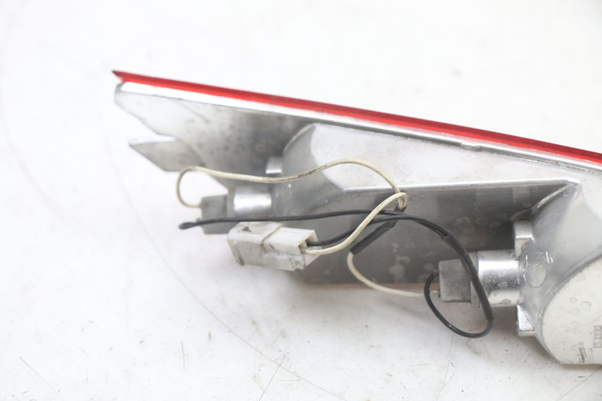 photo de KIERUNKOWSKAZ TYLNY PRAWY PIAGGIO XEVO - X EVO 125 (2007 - 2017) - Punkty mocowania