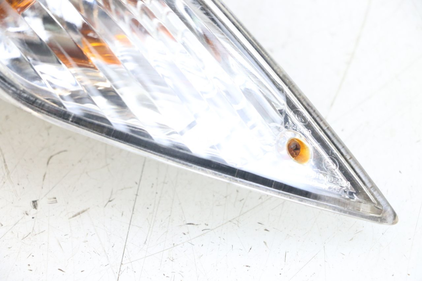 photo de LEWY TYLNY KIERUNKOWSKAZ SYM FIDDLE 3 III 125 (2014 - 2020) - Zoom stanu zużycia