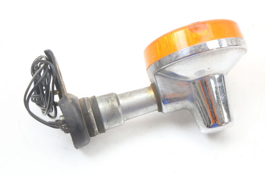 photo de LEWY TYLNY KIERUNKOWSKAZ SUZUKI GN 125 (1997 - 2000) - Inny kąt widzenia