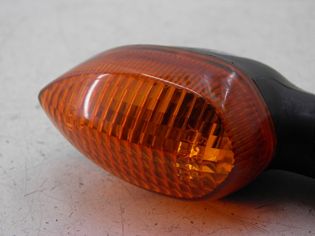 photo de LEWY TYLNY KIERUNKOWSKAZ YAMAHA TDM 900 (2004 - 2006) - Zbliżenie techniczne