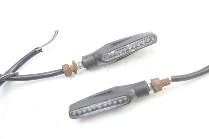 photo de KIERUNKOWSKAZ TYLNY SUZUKI GSR 750 (2011 - 2017) - Inny kąt widzenia