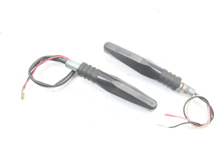 photo de KIERUNKOWSKAZ TYLNY MBK X-LIMIT XLIMIT 50 (2007 - 2012) - Inny kąt widzenia