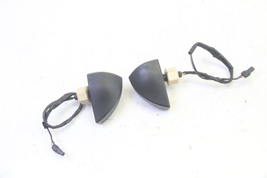 photo de KIERUNKOWSKAZ TYLNY PIAGGIO MP3 RL 250 (2006 - 2010) - Zbliżenie techniczne