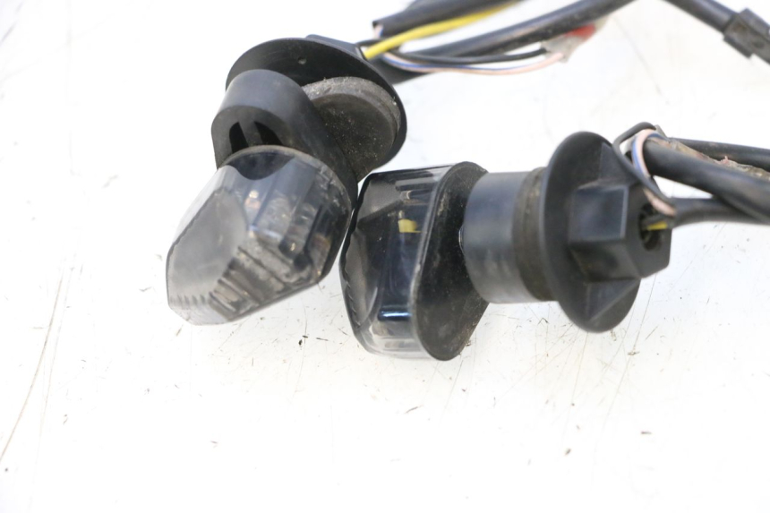 photo de KIERUNKOWSKAZ TYLNY PIAGGIO MP3 RL 250 (2006 - 2010) - Zoom stanu zużycia