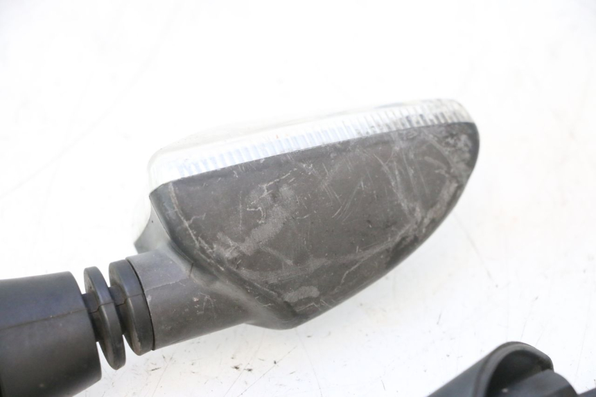 photo de KIERUNKOWSKAZ TYLNY PIAGGIO MP3 500 (2016 - 2018) - Szczegóły charakterystyczne