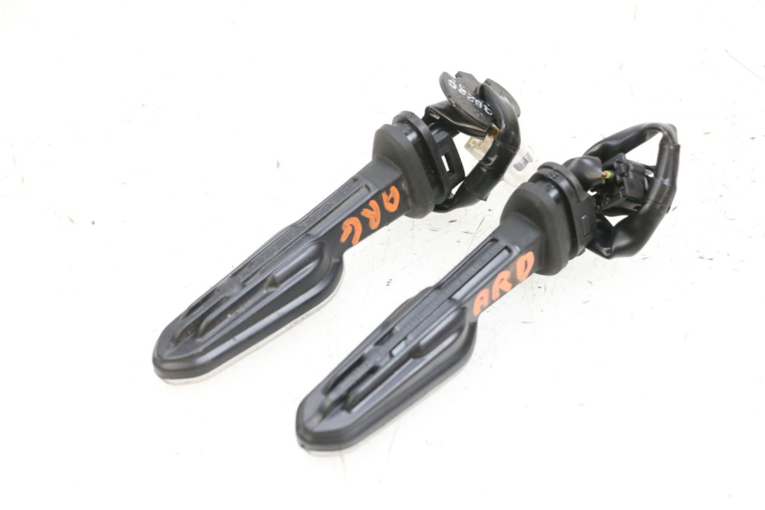 photo de KIERUNKOWSKAZ TYLNY YAMAHA NEO'S CORE 1 (2022 - 2026) - Inny kąt widzenia