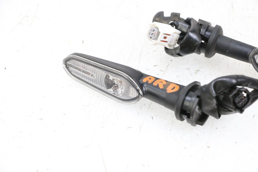 photo de KIERUNKOWSKAZ TYLNY YAMAHA NEO'S CORE 1 (2022 - 2026) - Punkty mocowania