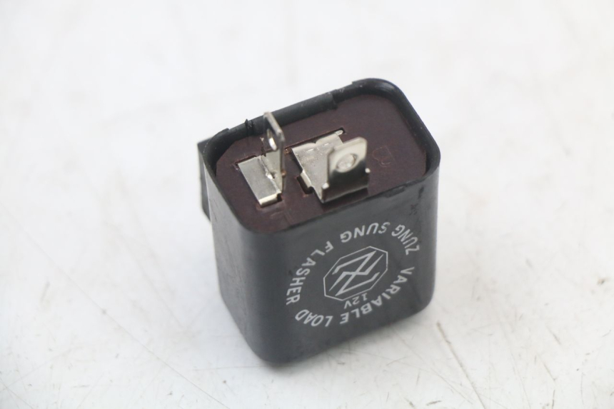 photo de KIERUNKOWSKAZ TYLNY SUZUKI GS F 500 (2004 - 2007) - Inny kąt widzenia