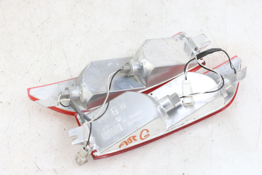 photo de KIERUNKOWSKAZ TYLNY PIAGGIO XEVO - X EVO 125 (2007 - 2017) - Inny kąt widzenia