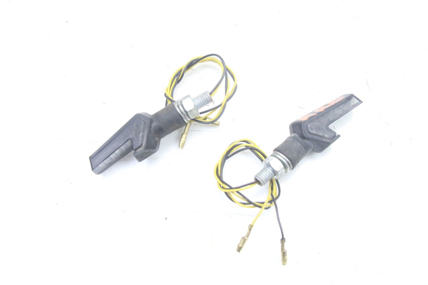 photo de KIERUNKOWSKAZ TYLNY YAMAHA FZS FAZER 600 (2001 - 2003) - Widok główny