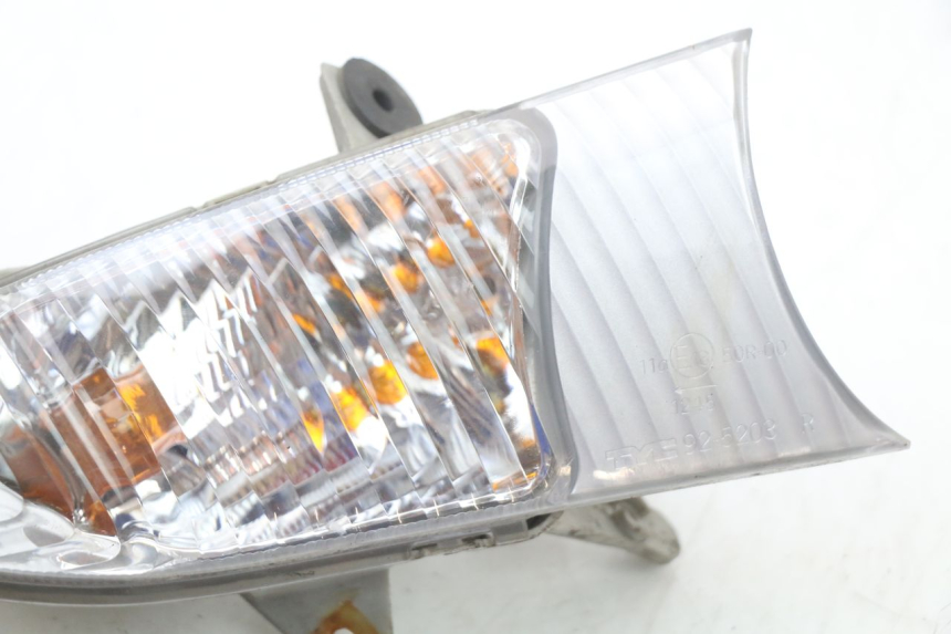 photo de KIERUNKOWSKAZ PRZEDNI PRAWY SUZUKI BURGMAN 125 (2007 - 2014) - Inny kąt widzenia