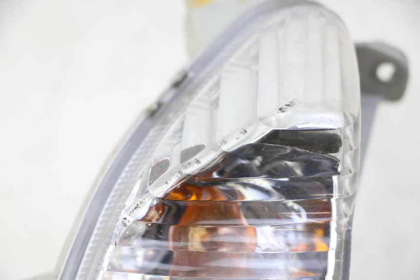 photo de KIERUNKOWSKAZ PRZEDNI PRAWY SUZUKI BURGMAN 125 (2007 - 2014) - Szczegół części