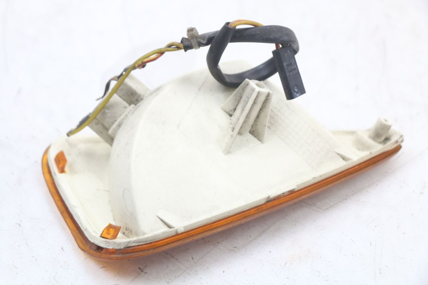 photo de KIERUNKOWSKAZ PRZEDNI PRAWY BMW C1 125 (2000 - 2003) - Punkty mocowania