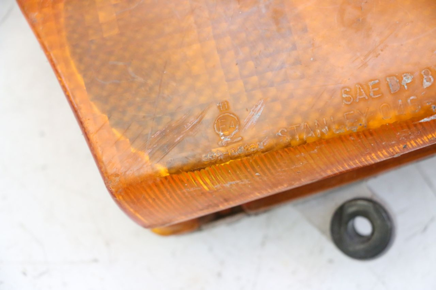 photo de KIERUNKOWSKAZ PRZEDNI PRAWY HONDA CBR F SC25 1000 (1989 - 1992) - Szczegóły charakterystyczne