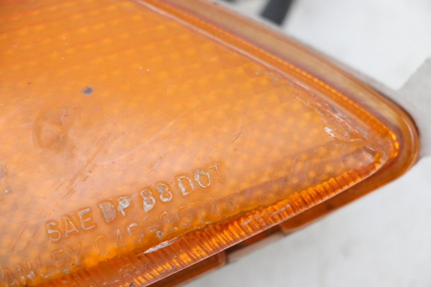 photo de KIERUNKOWSKAZ PRZEDNI PRAWY HONDA CBR F SC25 1000 (1989 - 1992) - Zbliżenie komponentów