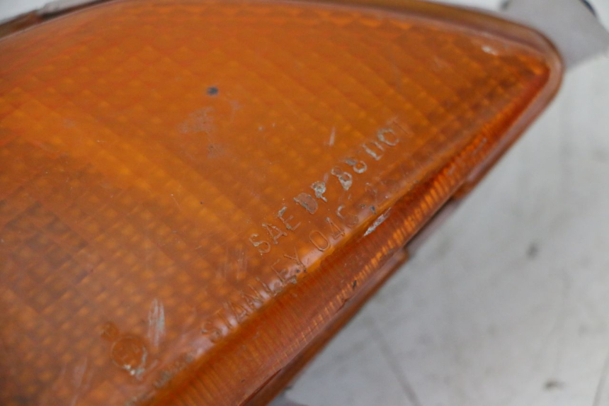 photo de KIERUNKOWSKAZ PRZEDNI PRAWY HONDA CBR F SC25 1000 (1989 - 1992) - Zoom stanu zużycia