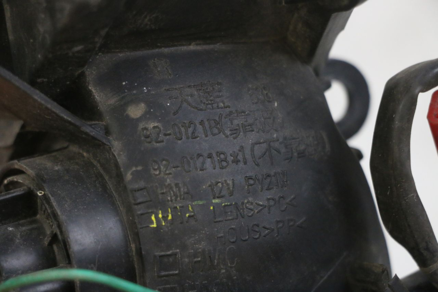 photo de KIERUNKOWSKAZ PRZEDNI PRAWY SYM GTS EVO 125 (2009 - 2013) - Zoom stanu zużycia