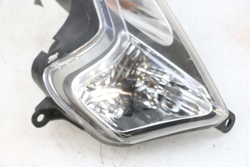 photo de KIERUNKOWSKAZ PRZEDNI PRAWY SYM GTS EVO 125 (2009 - 2013) - Zbliżenie techniczne