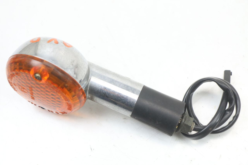 photo de KIERUNKOWSKAZ PRZEDNI PRAWY SUZUKI GZ MARAUDER 125 (1998 - 2004) - Zoom stanu zużycia