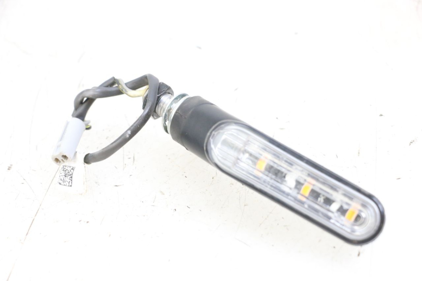 photo de KIERUNKOWSKAZ PRZEDNI PRAWY HUSQVARNA SVARTPILEN 401 (2018 - 2023) - Szczegół części