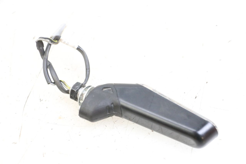 photo de KIERUNKOWSKAZ PRZEDNI PRAWY HUSQVARNA SVARTPILEN 401 (2018 - 2023) - Zbliżenie techniczne