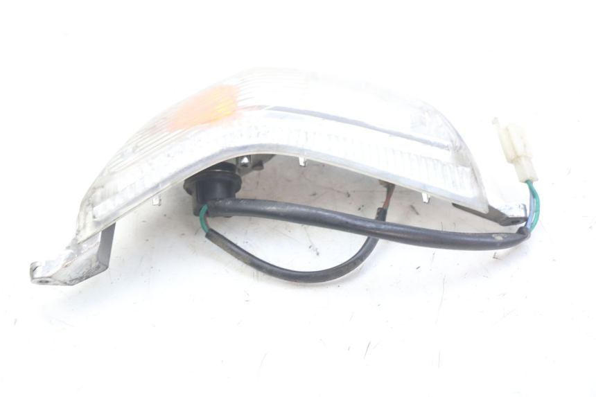 photo de KIERUNKOWSKAZ PRZEDNI PRAWY KYMCO LIKE 4T 50 (2009 - 2018) - Inny kąt widzenia