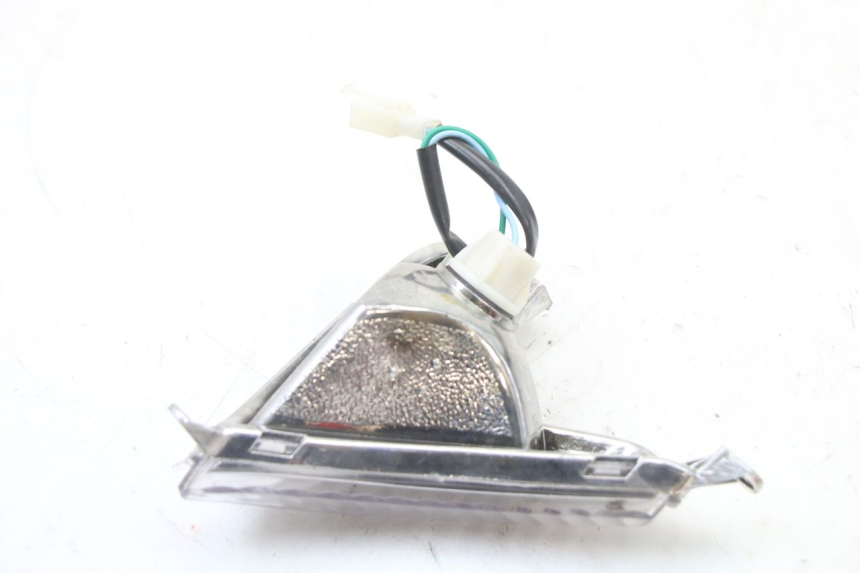 photo de KIERUNKOWSKAZ PRZEDNI PRAWY LONGJIA SHARPY 125 (2020 - 2024) - Zoom stanu zużycia