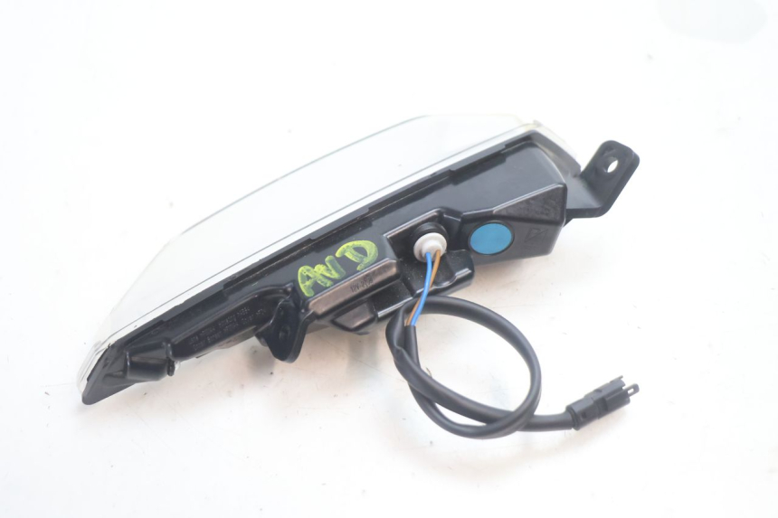 photo de PRAWA PRZEDNIA KIERUNKOWSKAZ PIAGGIO MP3 HPE 530 (2022 - 2026) - Inny kąt widzenia