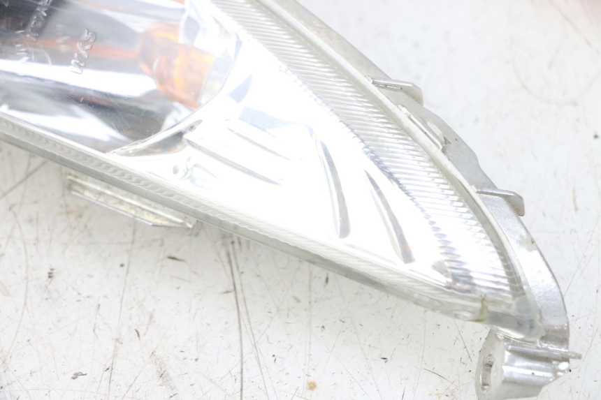 photo de KIERUNKOWSKAZ PRZEDNI PRAWY SYM ORBIT 2 4T 50 (2008 - 2017) - Stan powierzchni