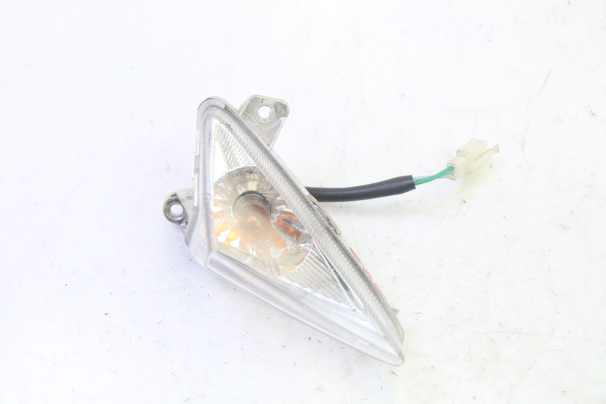 photo de KIERUNKOWSKAZ PRZEDNI PRAWY SYM ORBIT III 3 4T 50 (2021 - 2025) - Szczegół części