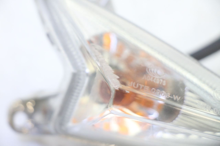 photo de KIERUNKOWSKAZ PRZEDNI PRAWY SYM ORBIT III 3 4T 50 (2021 - 2025) - Zoom stanu zużycia