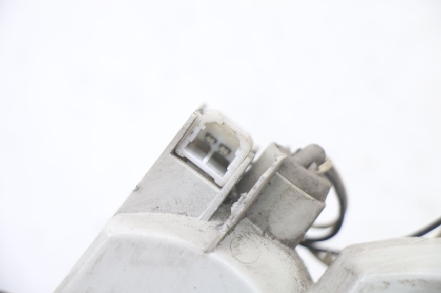 photo de KIERUNKOWSKAZ PRZEDNI PRAWY PIAGGIO VESPA GRANTURISMO 125 (2003 - 2007) - Punkty mocowania