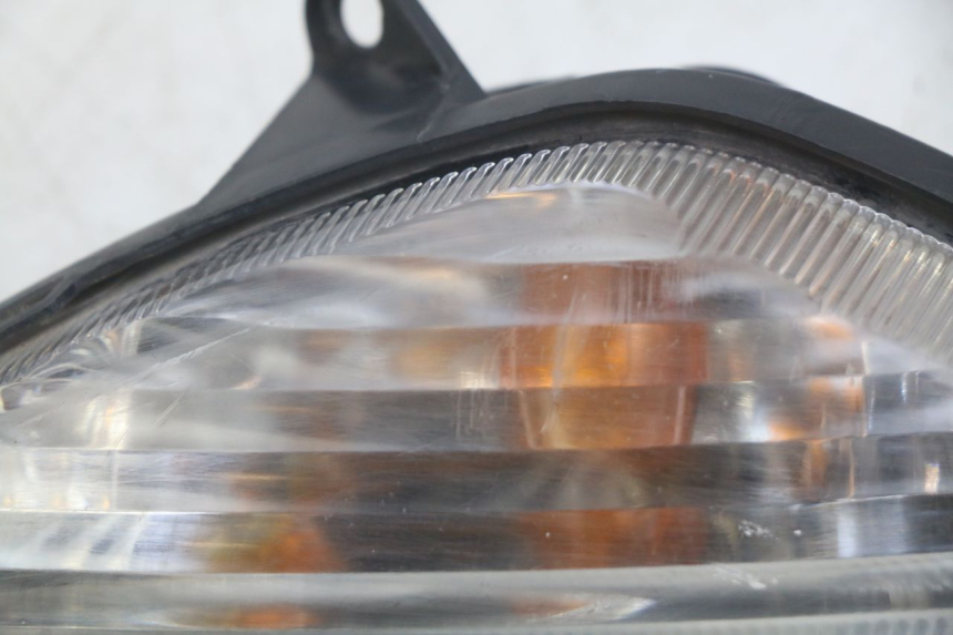 photo de KIERUNKOWSKAZ PRZEDNI PRAWY SUZUKI SIXTEEN 125 (2008 - 2010) - Szczegół części