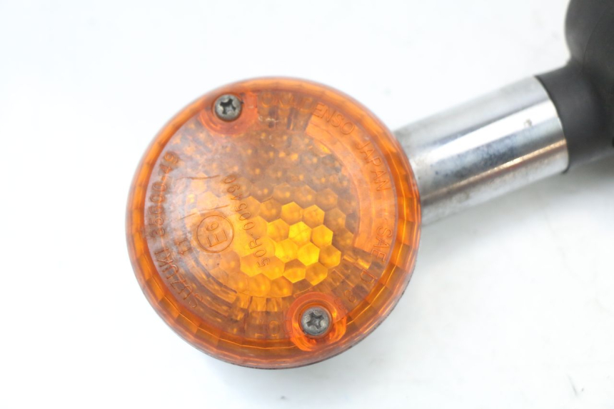 photo de KIERUNKOWSKAZ PRZEDNI PRAWY SUZUKI VL INTRUDER 125 (2004 - 2007) - Szczegół części