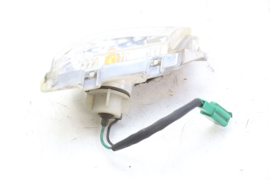 photo de KIERUNKOWSKAZ PRZEDNI PRAWY YAMAHA XMAX X-MAX 125 (2006 - 2009) - Zbliżenie techniczne