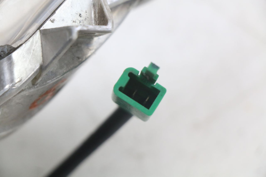 photo de KIERUNKOWSKAZ PRZEDNI PRAWY YAMAHA X-MAX XMAX 250 (2006 - 2009) - Stan powierzchni