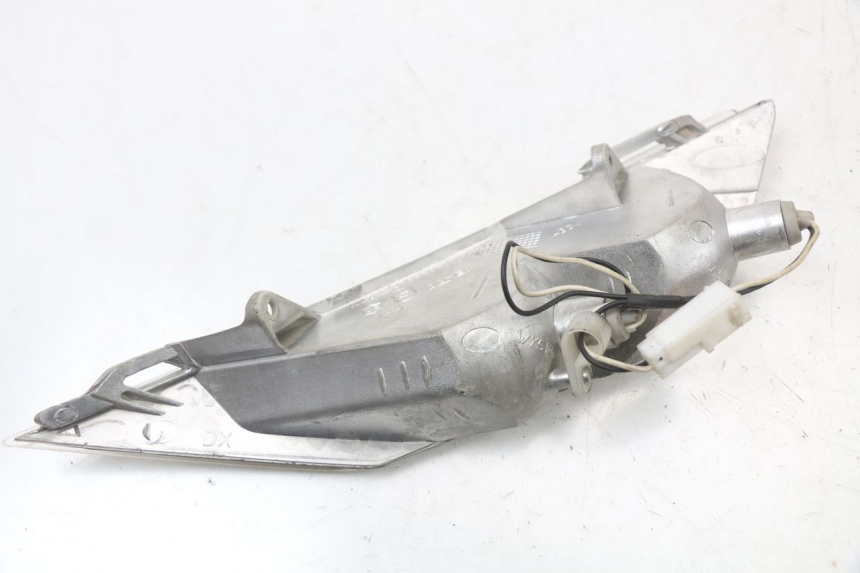 photo de KIERUNKOWSKAZ PRZEDNI PRAWY PIAGGIO X8 125 (2004 - 2007) - Inny kąt widzenia