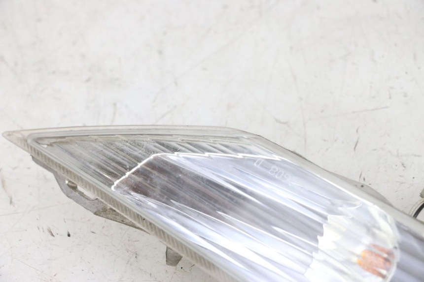 photo de KIERUNKOWSKAZ PRZEDNI PRAWY PIAGGIO X8 125 (2004 - 2007) - Inny kąt widzenia