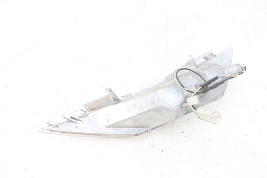 photo de KIERUNKOWSKAZ PRZEDNI PRAWY PIAGGIO X8 125 (2004 - 2007) - Stan powierzchni