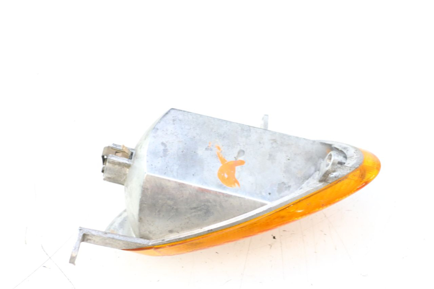 photo de KIERUNKOWSKAZ PRZEDNI PRAWY YAMAHA YP MAJESTY 125 (1998 - 2001) - Zbliżenie techniczne