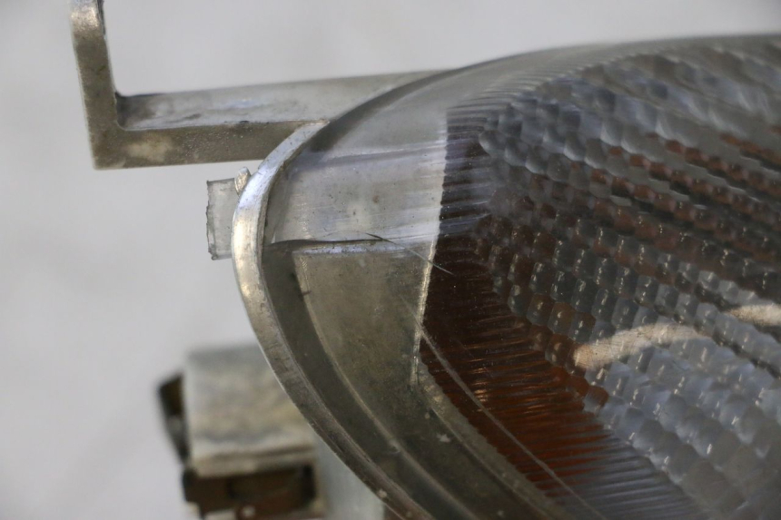photo de KIERUNKOWSKAZ PRZEDNI PRAWY YAMAHA YP MAJESTY 125 (2002 - 2006) - Inny kąt widzenia