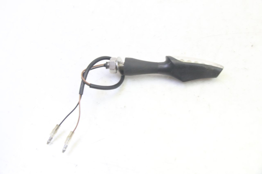 photo de KIERUNKOWSKAZ PRZEDNI LEWY QUADRO 4 4D 350 (2015 - 2018) - Inny kąt widzenia