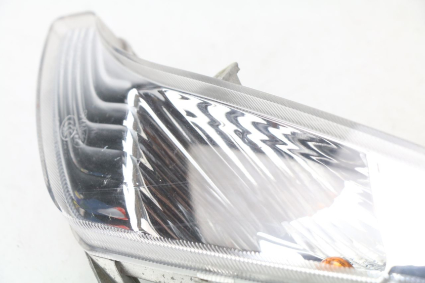 photo de KIERUNKOWSKAZ PRZEDNI LEWY SYM FIDDLE 2 50 (2008 - 2013) - Szczegół części