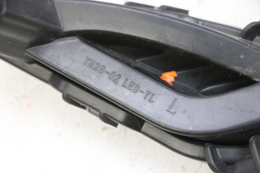 photo de KIERUNKOWSKAZ PRZEDNI LEWY JM MOTORS OLDIES GT 4T 50 (2018 - 2025) - Zoom stanu zużycia