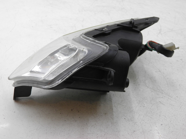 photo de KIERUNKOWSKAZ PRZEDNI LEWY SYM GTS 125 (2005 - 2008) - Zbliżenie techniczne