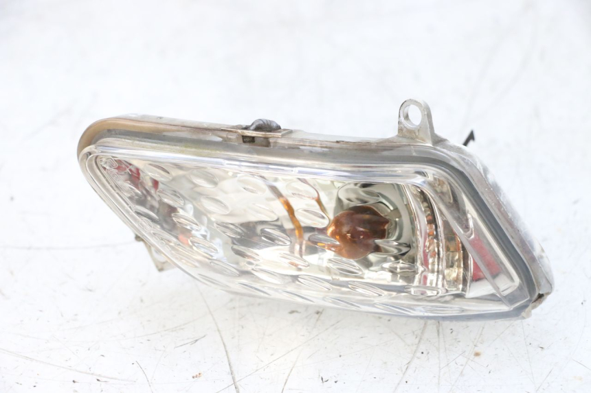 photo de KIERUNKOWSKAZ PRZEDNI LEWY YAMAHA XMAX X-MAX 125 (2006 - 2009) - Zbliżenie techniczne