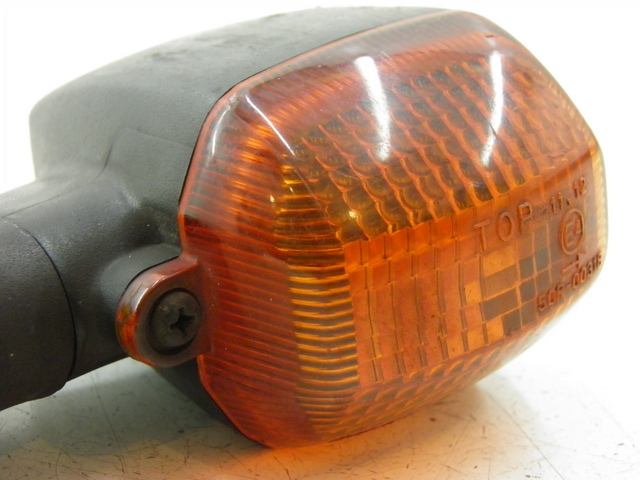 photo de KIERUNKOWSKAZ PRZEDNI LEWY YAMAHA FZS FAZER 1000 (2003 - 2005) - Zbliżenie techniczne