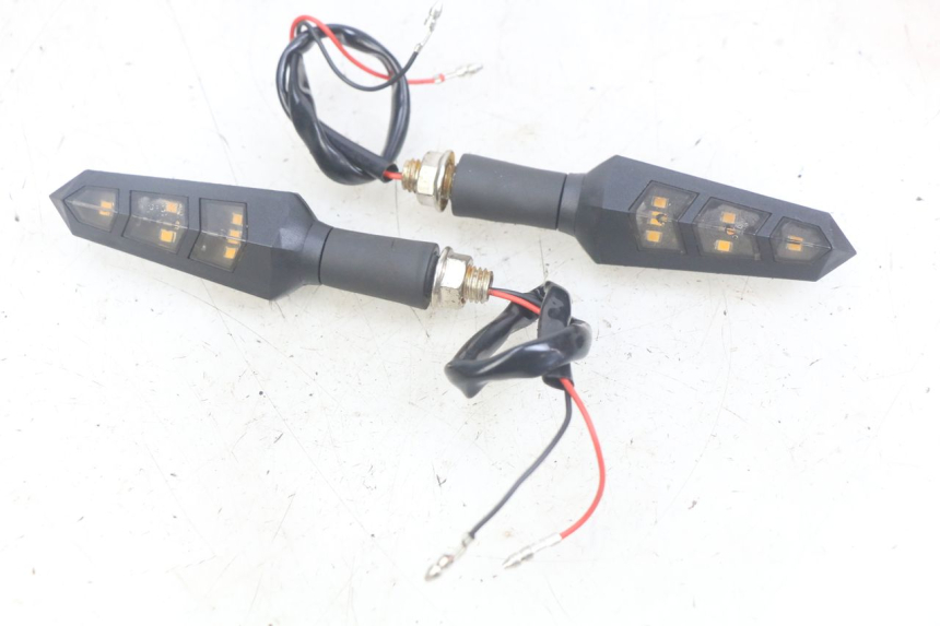 photo de KIERUNKOWSKAZ PRZEDNI MOTRAC URBAN 4T 50 (2016 - 2024) - Punkty mocowania