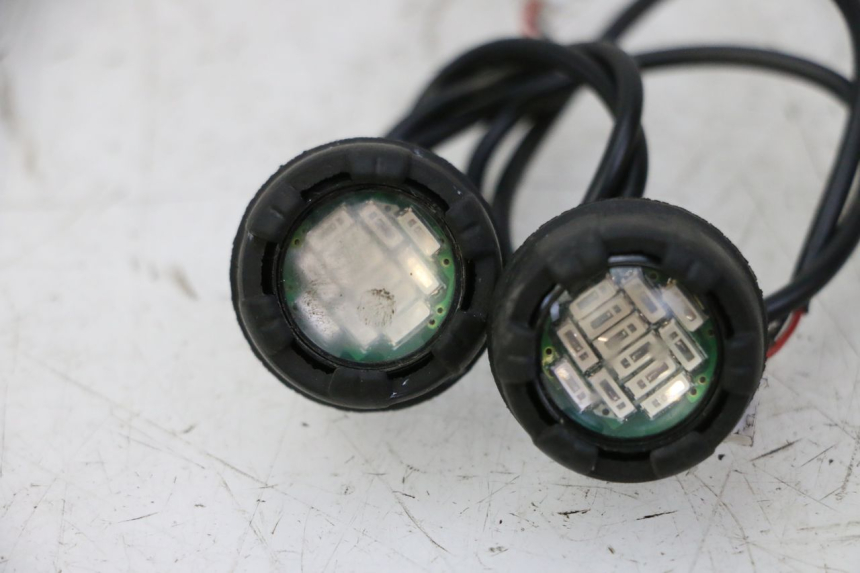 photo de KIERUNKOWSKAZ PRZEDNI DUALTRON VICTOR LIMITED 1 - Szczegół części